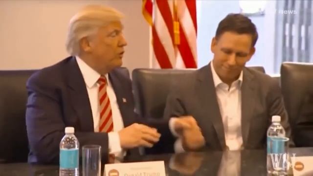 Как Трамп обычно здоровается с людьми. Весьма дерзко. смотреть онлайн