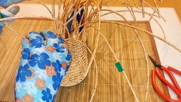 БАШМАЧОК ИЗ РОТАНГА / ПОД ЁЛКУ ДЛЯ ПОДАРКОВ / ПЛЕТЕНИЕ ПРУТКОМ