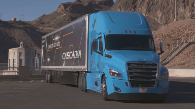 2020 FREIGHTLINER CASCADIA 5.0 - первый серийный тягач с активным помощником вождения !! смотреть онлайн