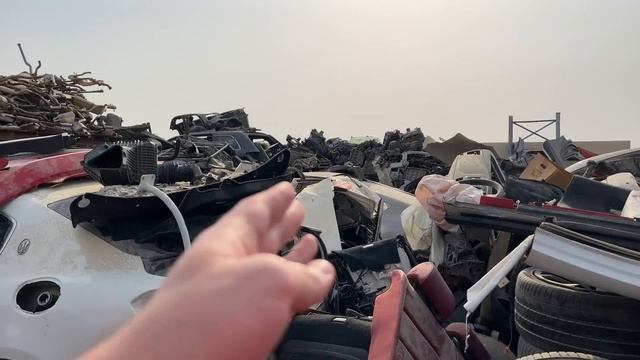 НАШЛИ ЗАБРОШЕННЫЕ СУПЕРКАРЫ НА СВАЛКЕ В ДУБАЙ! смотреть онлайн