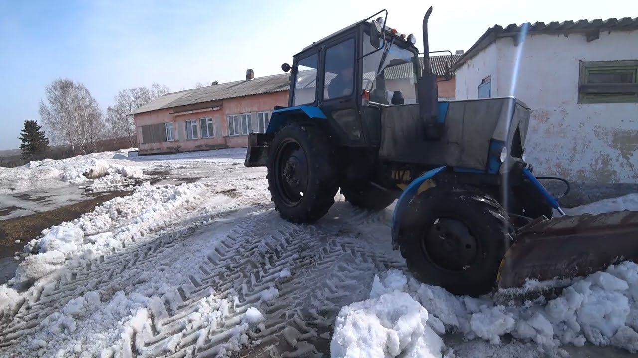 Весна пришла и к нам. МТЗ 82.1 чистим мокрый снег! смотреть онлайн