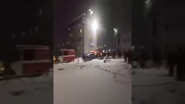 В Тарко-Сале полыхал жилой дом смотреть онлайн