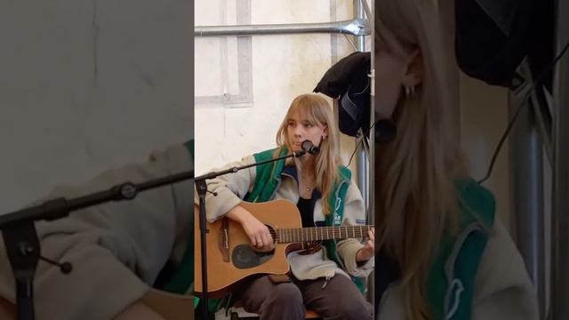 КАК красиво поет,помощь беженцам Черновцы.HOW she sings beautifully,helping refugees in Chernivtsi смотреть онлайн