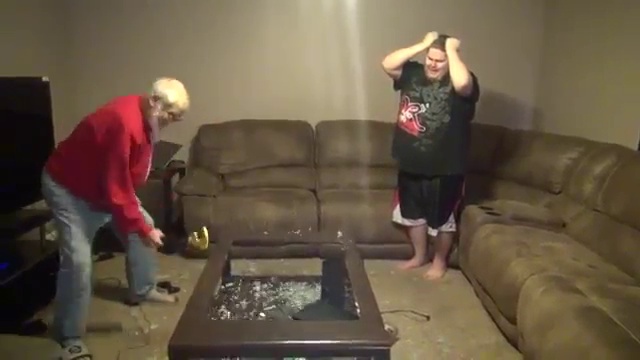 Дед разозлился, т.к. внук ленивая сволочь!! смотреть онлайн