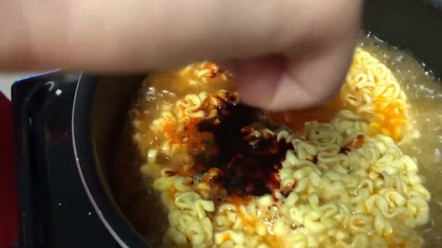 Что будет если ОСТРЫЙ РАМЕН  + ОЧЕНЬ ОСТРЫЙ РАМЕН