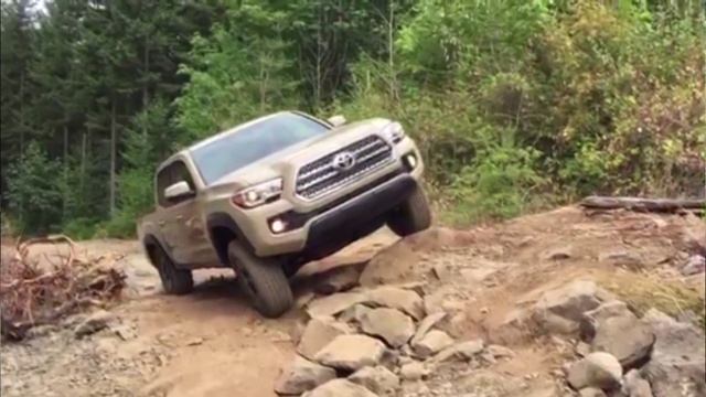 2016 Toyota Tacoma: His Turn - Her Turn Car Review with Lauren Fix & Paul Brian смотреть онлайн