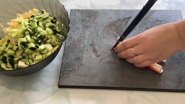 Салат "Русалочка" с крабовыми палочками смотреть онлайн