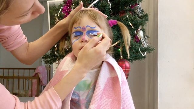 Рисуем бабочку на лице Алиса готовиться к встрече Нового Года рисунки на лице детям аквагрим смотреть онлайн