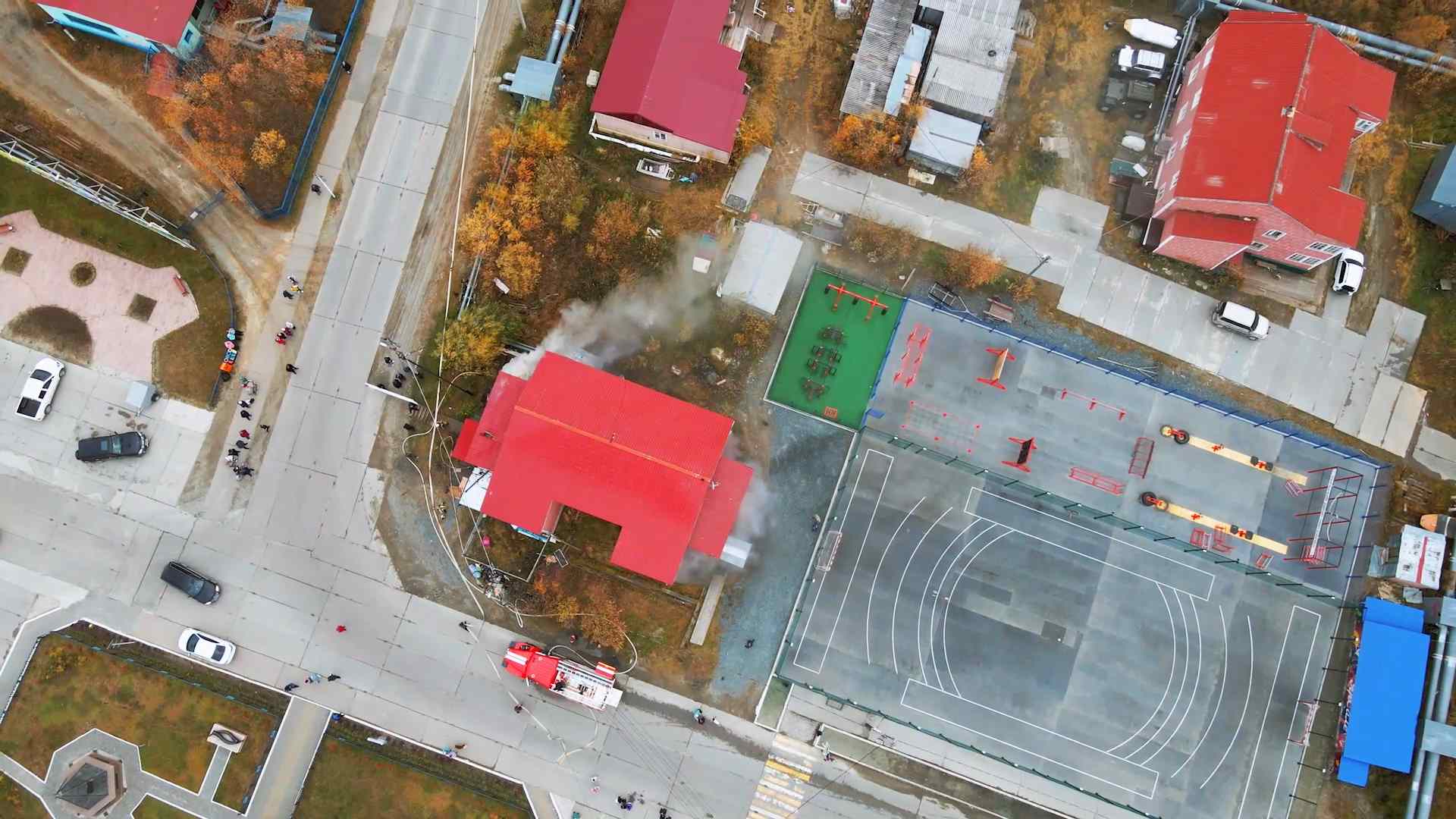 В Яр-Сале, в доме по улице Мира, произошел пожар смотреть онлайн