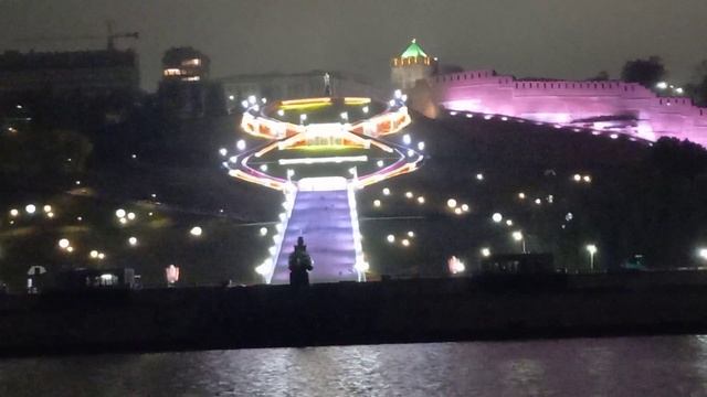 Кремль и Чкаловская лестница.Вид с Волги в темное время суток.Нижний Новгород. смотреть онлайн