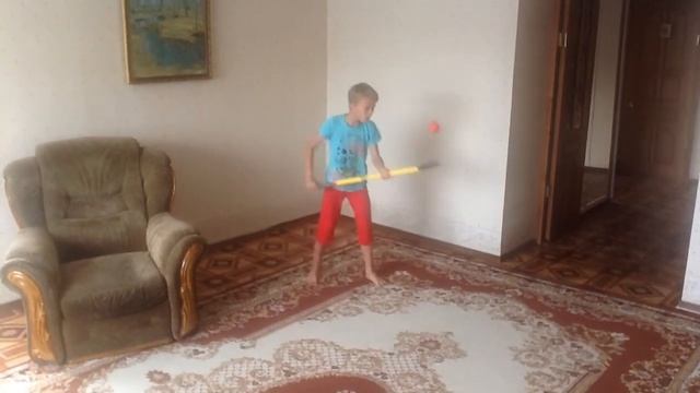 Трюки клюшкой для флорбола с мячом. смотреть онлайн