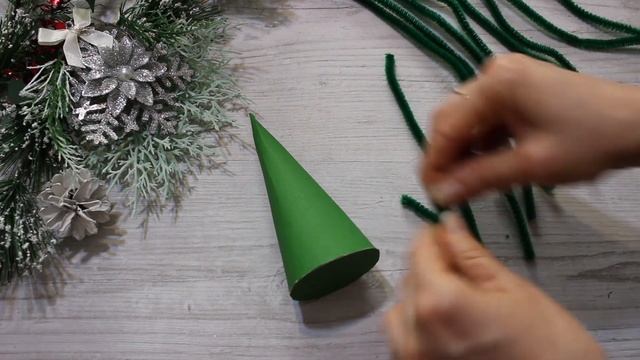 НОВОГОДНИЕ ПОДЕЛКИ из синельной проволоки. Елки из синельной проволоки. Зимние поделки своими рукам смотреть онлайн