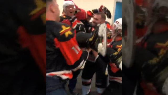 В раздевалке после товарищеской игры поздравили с днём рождения нашего боевого товарища с Д.Р. смотреть онлайн