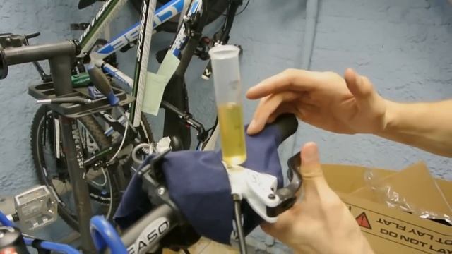Как прокачать тормоза велосипеда дома. (How to pump bicycle brakes at home DIY) смотреть онлайн