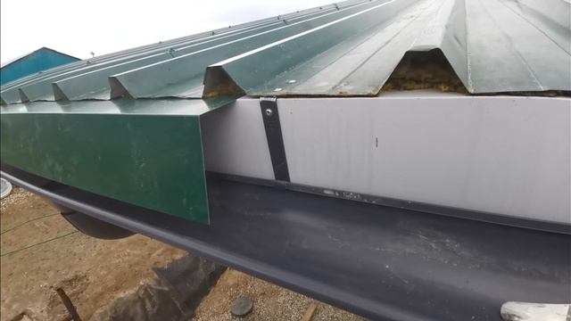 Монтаж водосточной системы дома / How to Install a rainwater harvesting system in a house смотреть онлайн