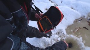 ЛОВЛЯ СО ЛЬДА ПЛОТВЫ, ТАКИЕ БАТОНЫ ЛОВЯТСЯ ТОЛЬКО ВЕСНОЙ!