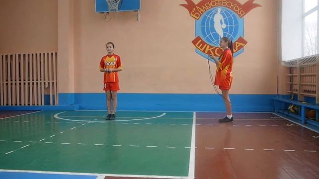 Весёлая скакалка. Прыжки с ноги на ногу смотреть онлайн