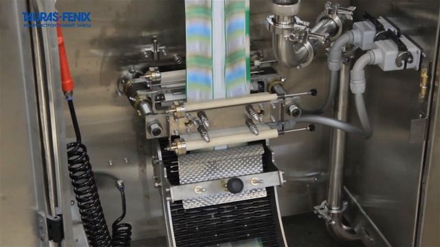 Розлив кефира в пакеты на вертикальнов автомате розлива ПИТПАК МЖ 5000 с дозатором смотреть онлайн