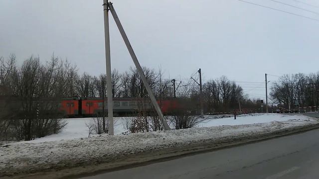 Электропоезд на переезде смотреть онлайн