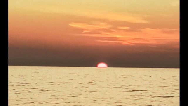 Как солнце тонет в море / Первый закат нового года 2023 смотреть онлайн