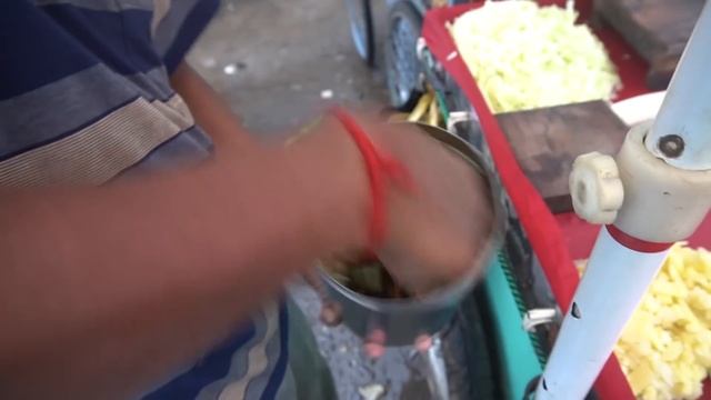 This Man Sells Extremely Clean Chana Chaat Masala | Indian Street Food смотреть онлайн