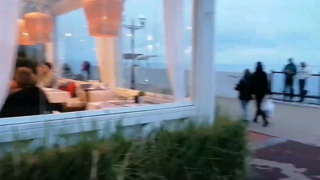 Ресторан на набережной, в котором выстраиваются длинные очереди, несмотря на то, что еще не сезон смотреть онлайн