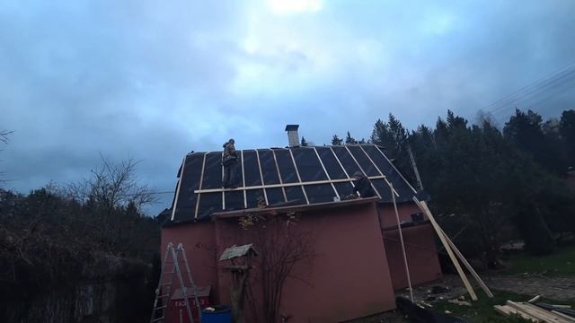 Как перекрыть кровлю на даче? Как сделать ремонт кровли? Шаг № 2 Монтаж кровельной мембраны. смотреть онлайн