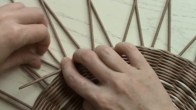 Круглый поднос / Плетение из бумажной лозы смотреть онлайн