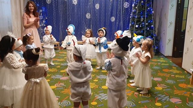 Сад Kinderly. Маленькой ёлочке холодно зимой. смотреть онлайн