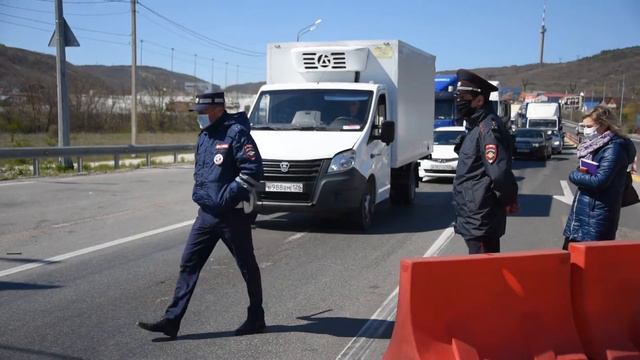 Больше 50 машин ежедневно разворачивают на заградительном посту на въезде в Новороссийск смотреть онлайн