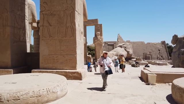 Giant Megalithic Human Sculptures At The Ramesseum And Memnon Near Luxor In Egypt смотреть онлайн