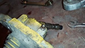 как открутить штуцер суппорта