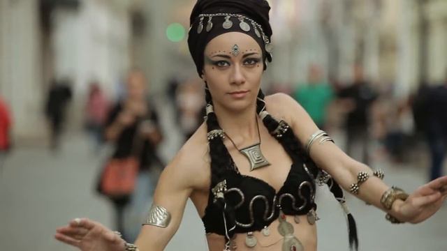 Yana Yamana Urban Berber. Awesome tribal dance on the streets of a modern city. смотреть онлайн