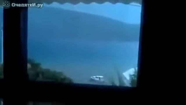 Смотреть всем! Молния ударила в море смотреть онлайн