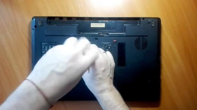 Как снять, поменять CD-ROM на ноутбуке eMachines E642 (PEW86) смотреть онлайн