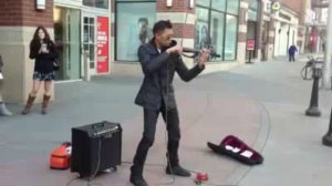 Красивая игра на скрипке уличного музыканта