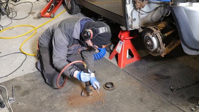 Front Suspension Strut Removal, Tear Down and Refitting on BMW MINI Cooper R50 ? смотреть онлайн