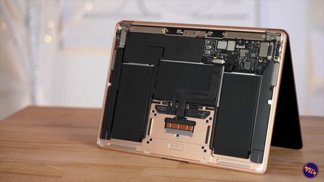 Базовый M1 MacBook Air против топового 16