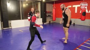 Огромный качок против борца / Giant powerlifter 150 kg VS little wrestler 60 kg