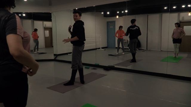 Фитнес-балет ONLINE ОТ ДМИТРИЯ КАРПЕЗИНА разминка, руки и спина смотреть онлайн