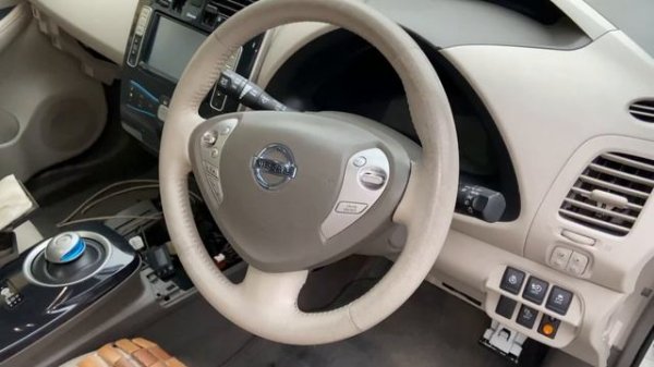 Устанавливаю сухой тэн 12В в Nissan Leaf ZE0 в штатное место