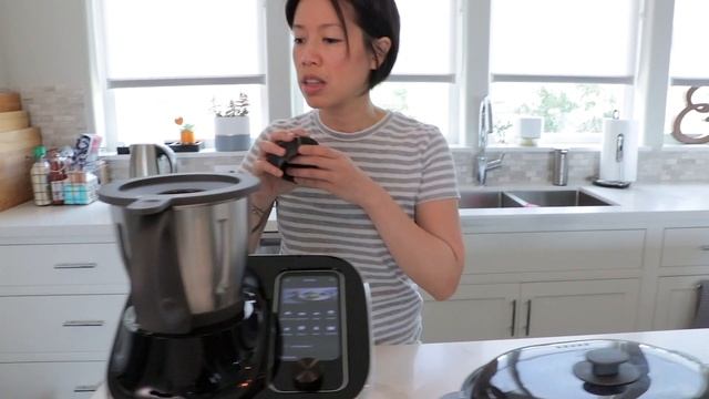 Christine Ha tries unboxing the Tokit Omni Cook смотреть онлайн