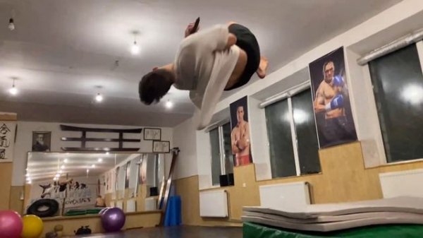 ПОВТОРЯЕМ ТРЮКИ ИЗ ФИЛЬМОВ в РЕАЛЬНОЙ ЖИЗНИ! Повторяем Трюки ДЭДПУЛА! (Parkour MARVEL)