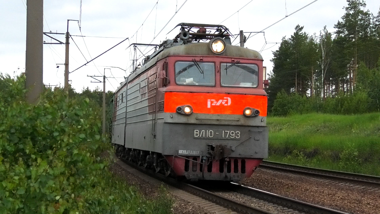ВЛ10-1793 и 2ЭС6-490 "Синара" с грузовыми поедзами встречаются на перегоне смотреть онлайн