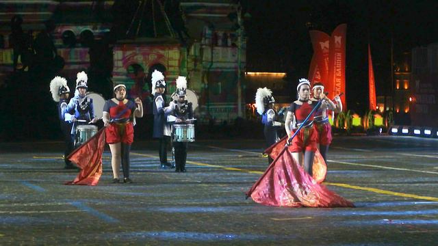 Оркестр школы Бенчаматхепутхит Пхетбури из Таиланда выступает на Красной площади смотреть онлайн