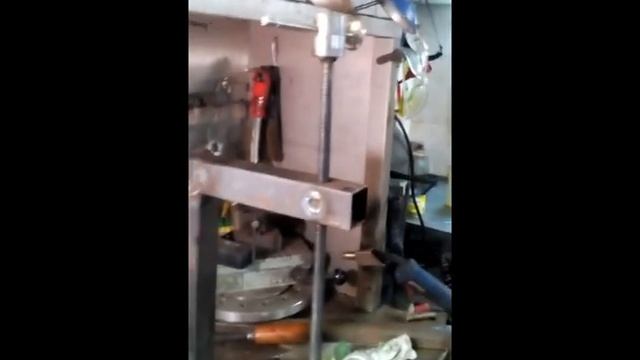 Струбцина-центратор для сборки и прихватки труб для мастерской сварщика смотреть онлайн