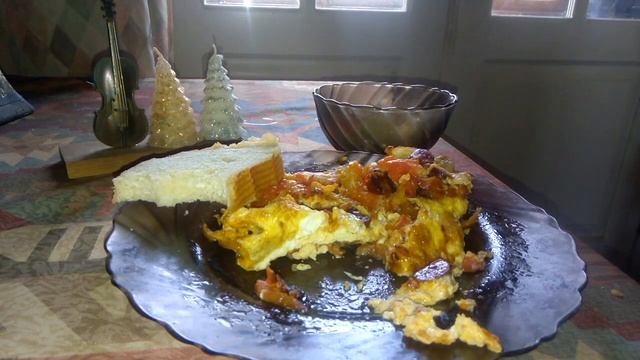 ОБЖОР. ЯИЧНИЦА С ПОМИДОРАМИ, САЛОМ И КОЛБАСКАМИ | SCRAMBLED EGGS WITH TOMATOES, LARD AND SAUSAGES