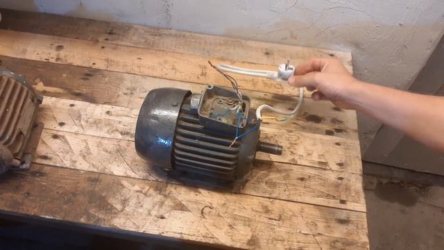 Проверка электродвигателя с мегомметром.