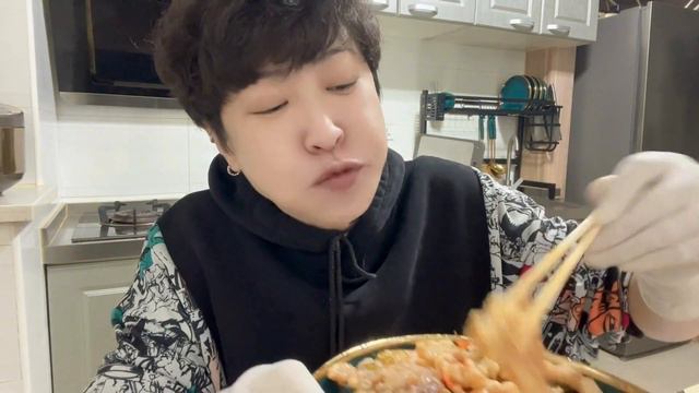 里脊肉切片炸至金黄，做老式锅包肉，香酥可口，配家常凉菜，真爽 смотреть онлайн