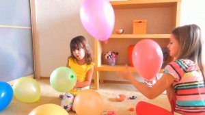 Воздушные шарики Надуваем воздушные шарики Учим цвета Играем шариками Веселое видео для детей